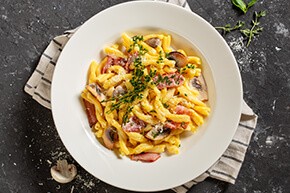 Казаречче с шампиньонами, трюфельным маслом и беконом