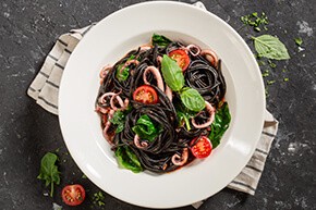 Спагетти Нери с томатным соусом и кальмарами
