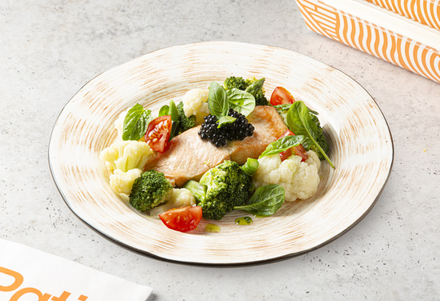 Стейк из лосося с овощами